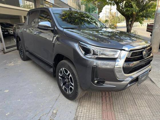 TOYOTA HILUX 2.8 D-4D TURBO DIESEL CD CONQUEST 4X4 AUTOMÁTICO TOYOTA HILUX 2.8 D-4D TURBO DIESEL CD CONQUEST 4X4 AUTOMÁTICO